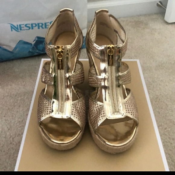 NWOT Michael Kors Beautiful Zipper Golden Wedge Shoes! - Picture 8 of 8